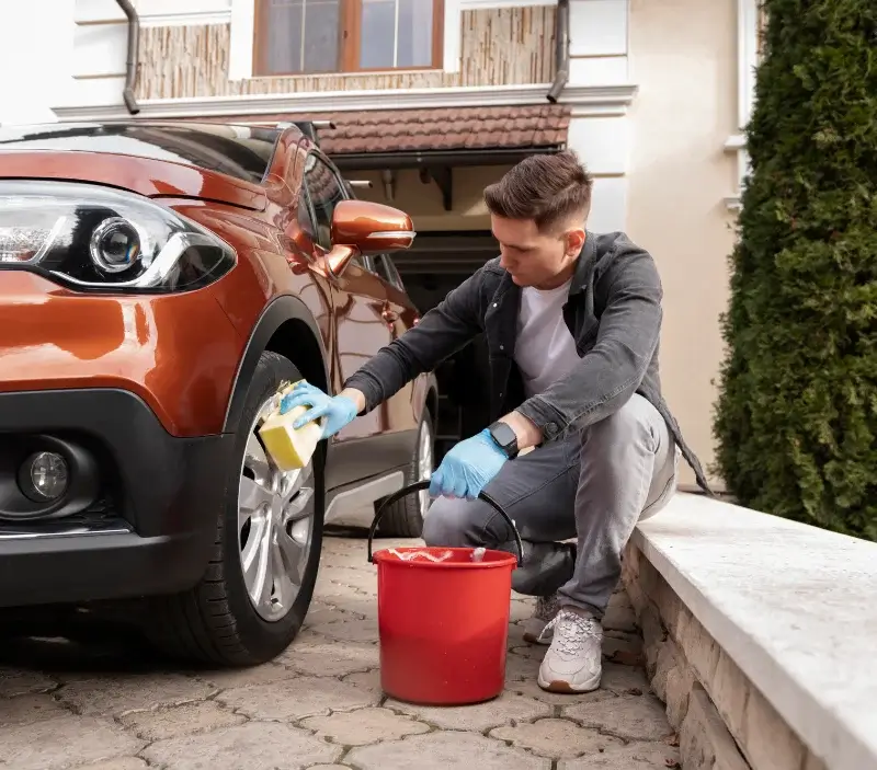 Lavage auto à domicile La Madeleine : professionnel intervenant sur un véhicule